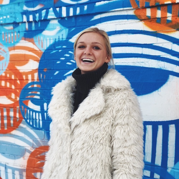 Meet your Posher, Carly - Picture 1 of 1